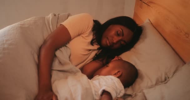 Loving mother and little son sleeping together in bed — Stock Video