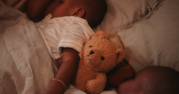 Söta små pojkar med gosedjur som sover tillsammans i sängen — Stockvideo