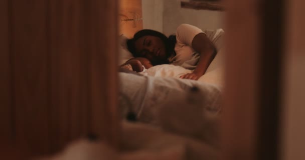 Küçük çocuklu bir aile sabahları yatakta uyuyor. — Stok video