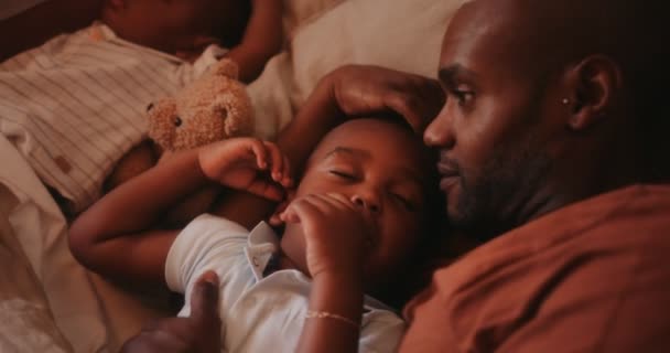 Famille avec fils se réveillant au lit le matin — Video