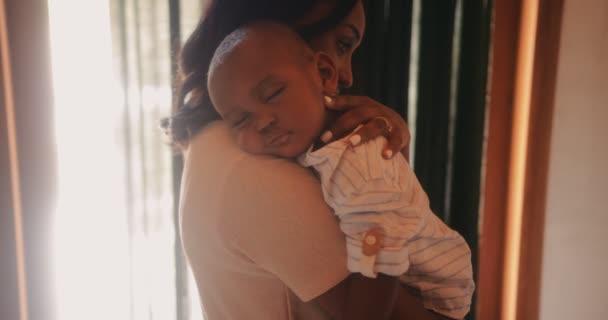 Mãe amorosa segurando menino dormindo em seus braços — Vídeo de Stock