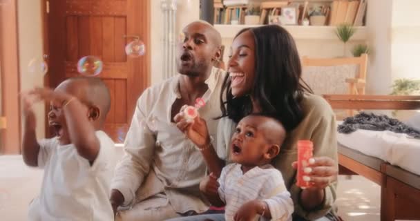 Familia con niños pequeños jugando con burbujas en casa — Vídeos de Stock