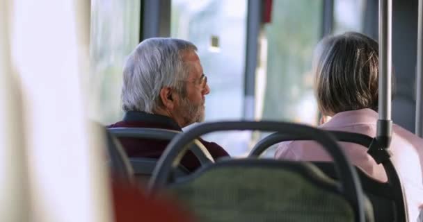 Pareja mayor hablando juntos viajando dentro del autobús — Vídeo de stock