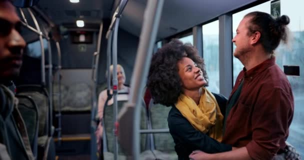 Casal multi-étnico sorrindo abraçando uns aos outros dentro do ônibus público — Vídeo de Stock