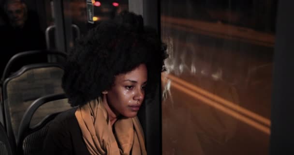 Triste donna afro-americana seduta su un autobus pubblico che piange asciugandosi le lacrime — Video Stock