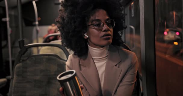 アフリカ系アメリカ人のビジネス女性がバスで仕事に向かう — ストック動画