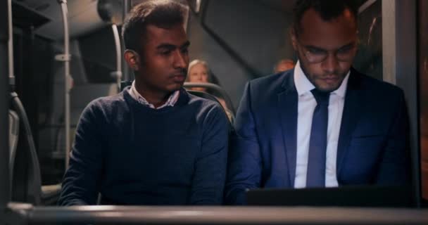 Primo piano due uomini d'affari che lavorano su laptop su un autobus pubblico — Video Stock