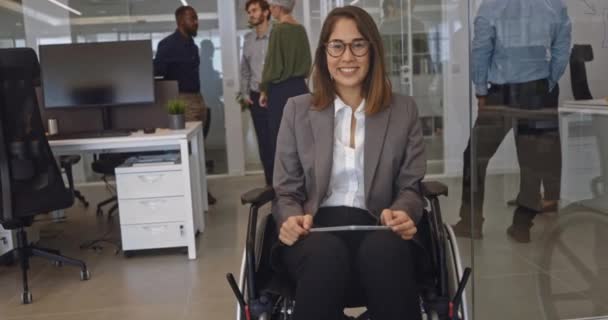 Ofiste gülümseyen tekerlekli sandalyedeki engelli iş kadını. — Stok video