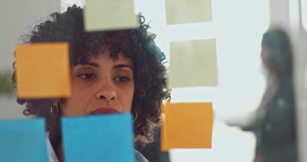 Close-up mujer de negocios analizando y leyendo notas adhesivas en la oficina — Vídeos de Stock