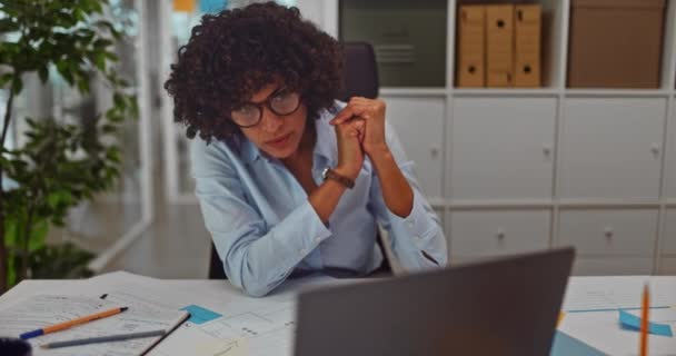 Business woman writing notes on notepad in desk office — Stock Video