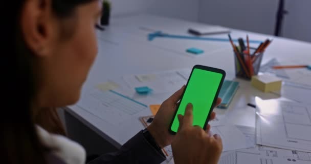 Επιχειρηματίας σαρώνει μέσω κινητής τηλεφωνίας πράσινη οθόνη στο γραφείο της — Αρχείο Βίντεο