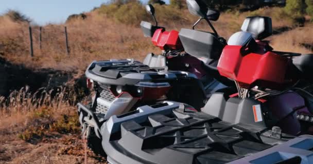 Quad bikes atv off-road veículo na estrada de terra na natureza — Vídeo de Stock