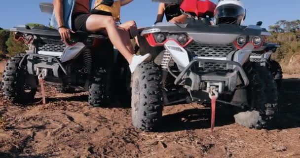 Faible mi-section d'amis assis sur des vélos quad s'amuser — Video