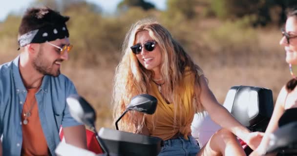 Jovens amigos sentados em quadriciclos sorrindo e se divertindo — Vídeo de Stock