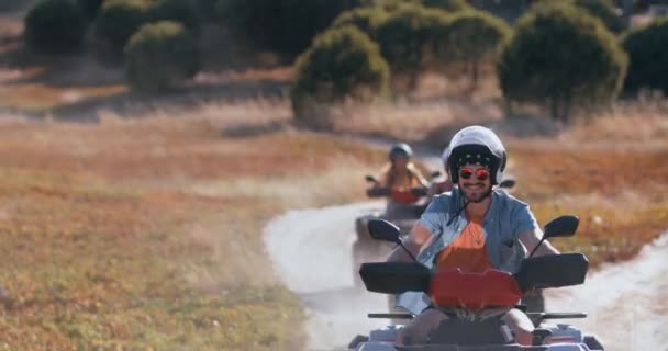Barátok quad bike kaland együtt a napsütéses napon — Stock videók
