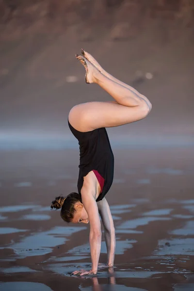 Side View Slim Woman Black Bodysuit Doing Graceful Handstand Wet — Stock Photo, Image