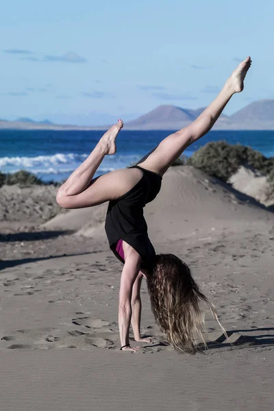 Side View Athletic Woman Showing Asana Handstand While Practicing Sunny — Stock Photo, Image