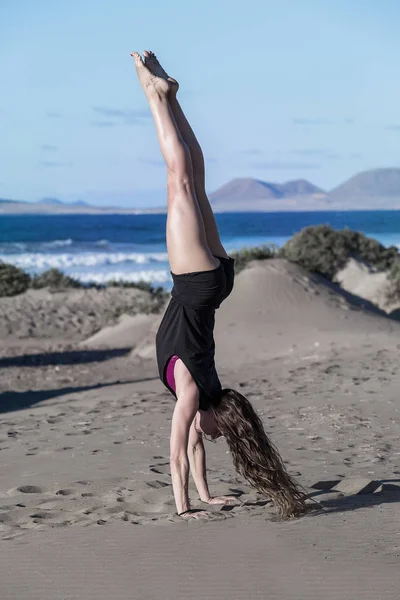 Side View Brunette Black Sportive Shorts Doing Handstand Sandy Beach — Stock Photo, Image