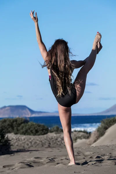 Back View Brunette Black Panties Training Yoga Seashore Raising Leg — Stock Photo, Image
