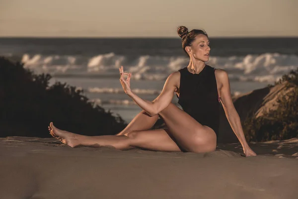 Beautiful Brunette Sitting Yoga Asana Sandy Beach Coast Meditating Sunlight — Stock Photo, Image