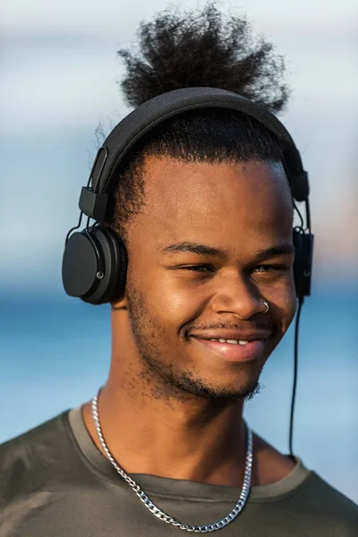 Joven Hombre Afroamericano Con Auriculares Modernos Sonriendo Mirando Hacia Otro — Foto de Stock
