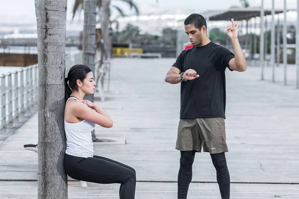 Atractivo Instructor Deportivo Personal Mirando Reloj Pulsera Contando Tiempo Inactividad — Foto de Stock