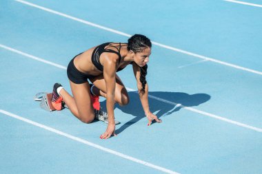 genç ve atletik bir kadın uygulamaları çalışan yolda çıkmak