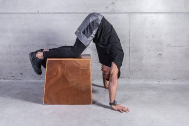 Amut ayaklı ahşap blok içinde çekirdek germe adam yan görünüm 