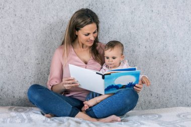 Anne kızına hikaye okuyor