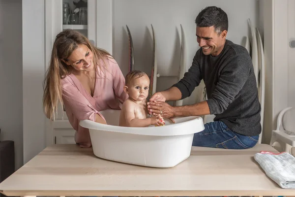 Anne-babalar kızlarını yıkıyor