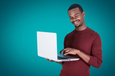 Dizüstü bilgisayar kullanarak neşeli siyah adam