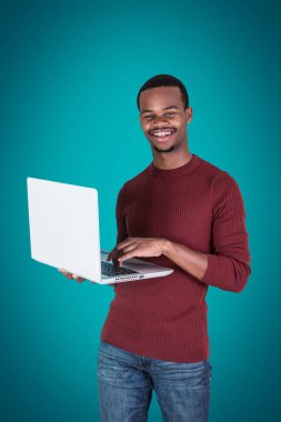 Dizüstü bilgisayar ile pozitif siyah adam