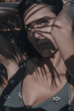 Gölgeler arasında kadın portresi