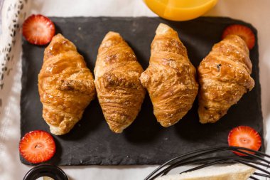 Kruvasan ve çilek ile Kurulu