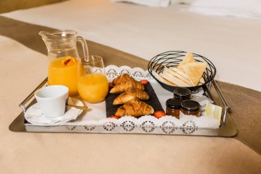 Kahvaltıda reçel ve meyve suyu ile taze pasta
