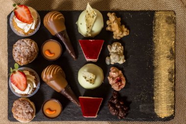 Gemide servis edilen çeşitli tatlılar