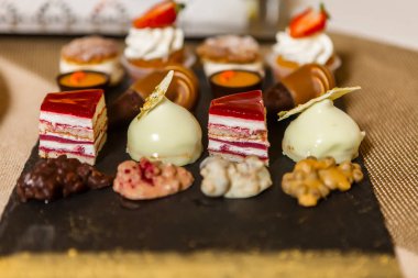 Gemide yerleştirilen nefis tatlılar