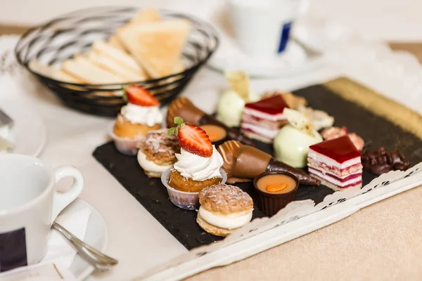 Otelde kahvaltı için çeşitli tatlılar