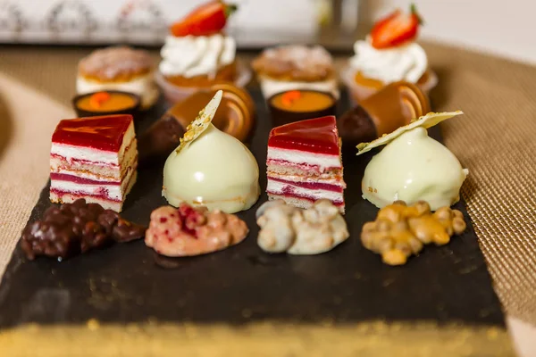 Gemide yerleştirilen nefis tatlılar