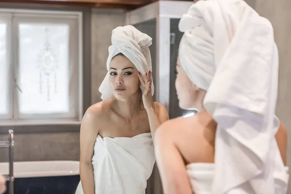 Woman applying cream after shower — Stockfoto