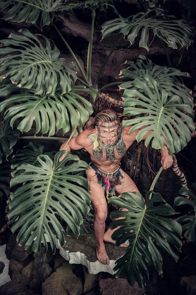 Nackter Mann mit aufgemaltem Gesicht im Dschungel — Stockfoto