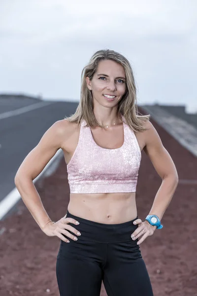 Mujer Adulta Delgada Ropa Deportiva Cogida Mano Cintura Sonriendo Para — Foto de Stock