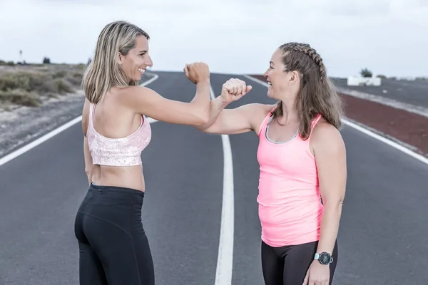 Deportistas Adultos Encantados Sonriendo Golpeando Los Codos Mientras Están Pie — Foto de Stock