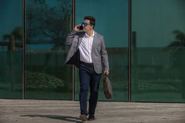 Akıllı Giysiler Içinde Yetişkin Bir Adam Akıllı Telefondan Konuşuyor Şehir — Stok fotoğraf