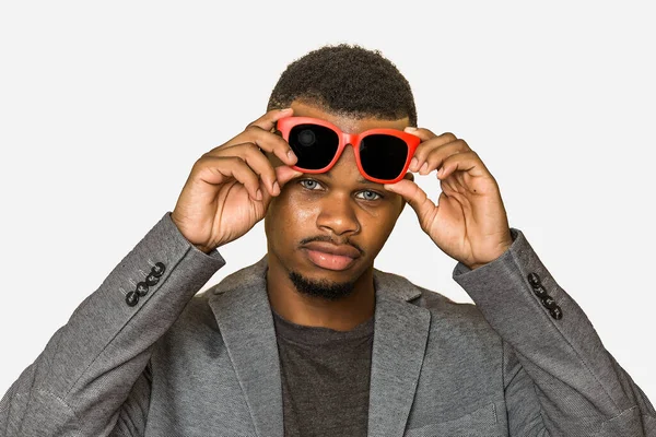 Hombre Negro Seguro Traje Casual Inteligente Levantando Gafas Sol Elegantes — Foto de Stock