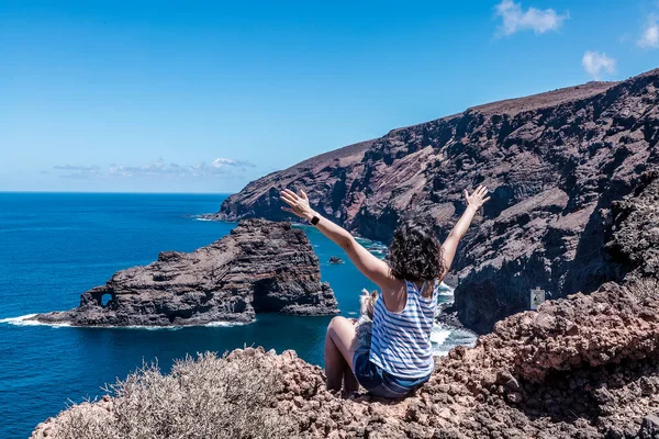 Γυναίκα Χέρια Ψηλά Απολαμβάνοντας Την Όμορφη Θέα Του Roque Santo — Φωτογραφία Αρχείου