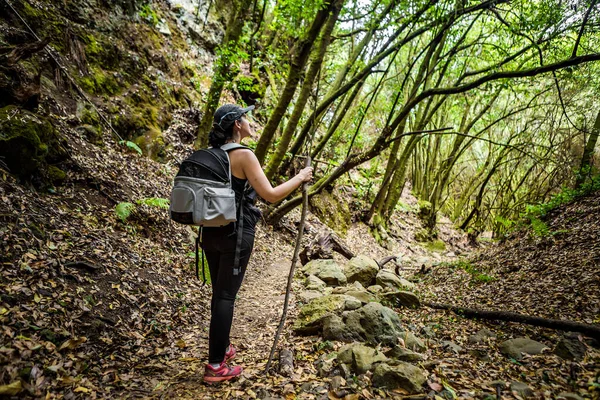Kadın yürüyüşçü kültür parkı la zarza la palma, Kanarya Adaları
