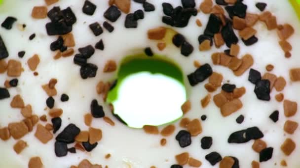 Nahaufnahme weißer Donut mit braunen Streusel — Stockvideo