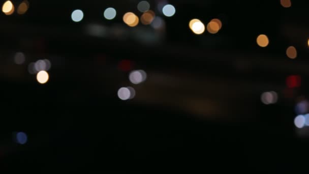 Tráfico por carretera. Tráfico nocturno. Bokeh borrosa, coche corriendo en la carretera . — Vídeo de stock