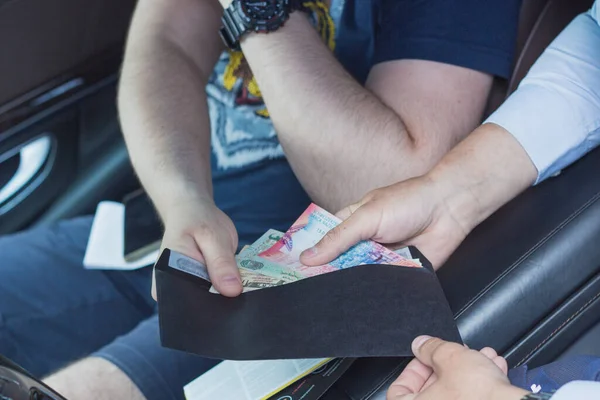 İçi erkek eli ile dolu. Doların sonu ve Euro rüşveti zarfın içinde.